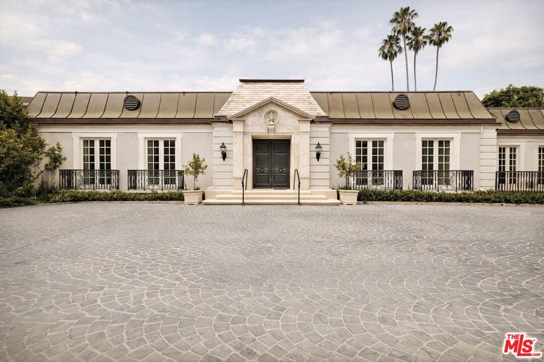 4 bd, 6 ba House in Beverly Hills, CA — $36,500/mo — photo 2