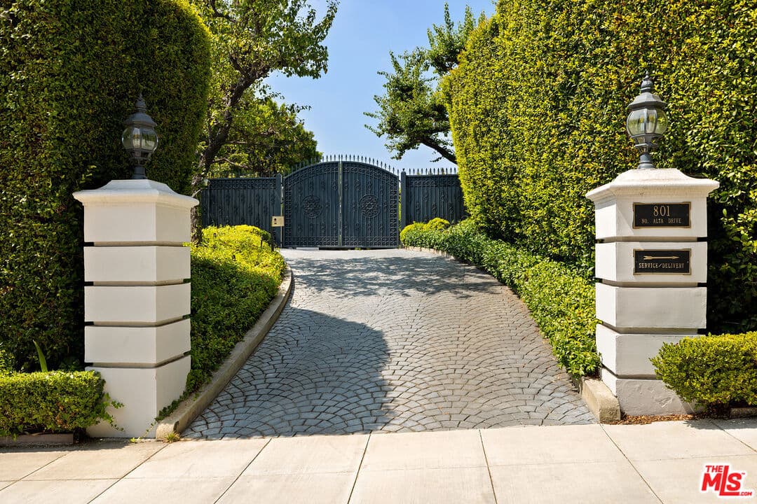4 bd, 6 ba House in Beverly Hills, CA — $36,500/mo — photo 1
