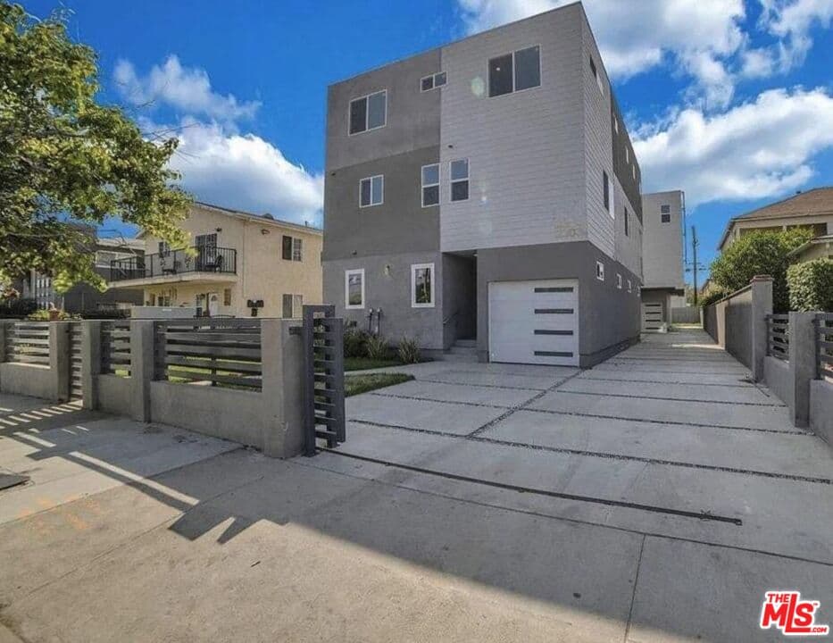 3 bd, 3 ba Townhouse in Los Angeles, CA — $3,600/mo — photo 1