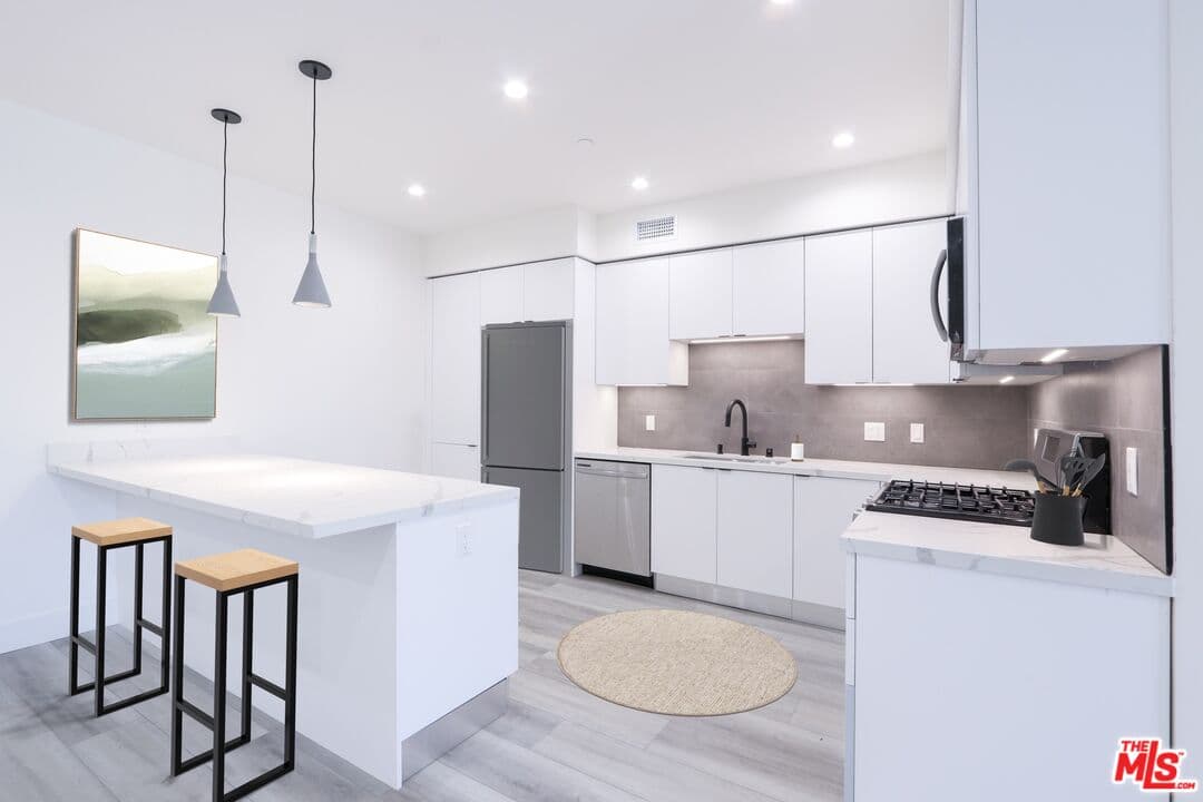 3 bd, 3 ba Condo in Los Angeles, CA — $5,250/mo — photo 2