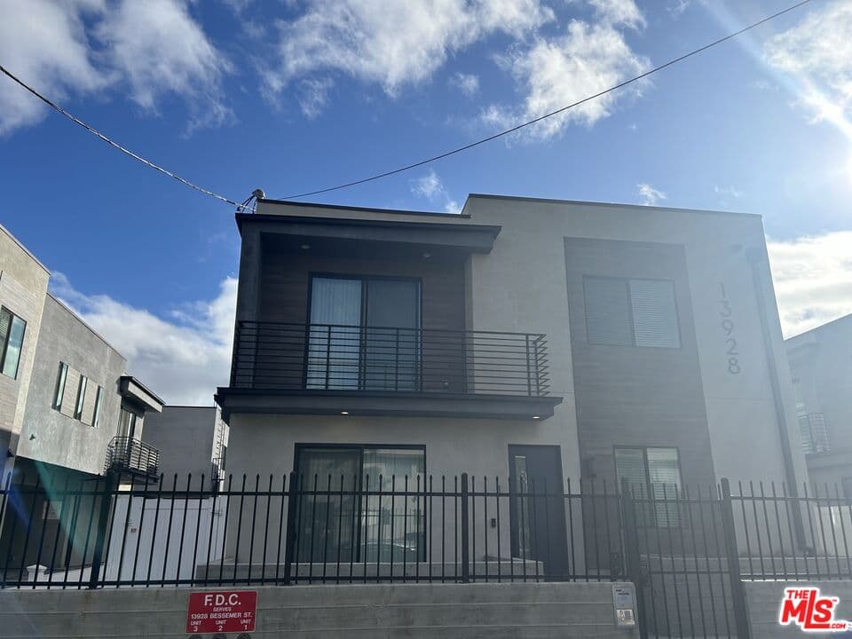 3 bd, 3 ba Townhouse in Valley Glen, CA — $3,750/mo — photo 2
