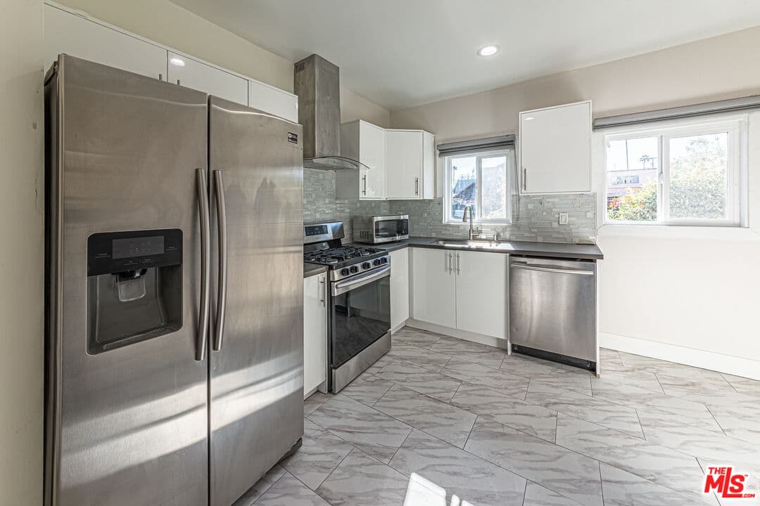 2 bd, 1 ba Townhouse in Los Angeles, CA — $2,790/mo — photo 2