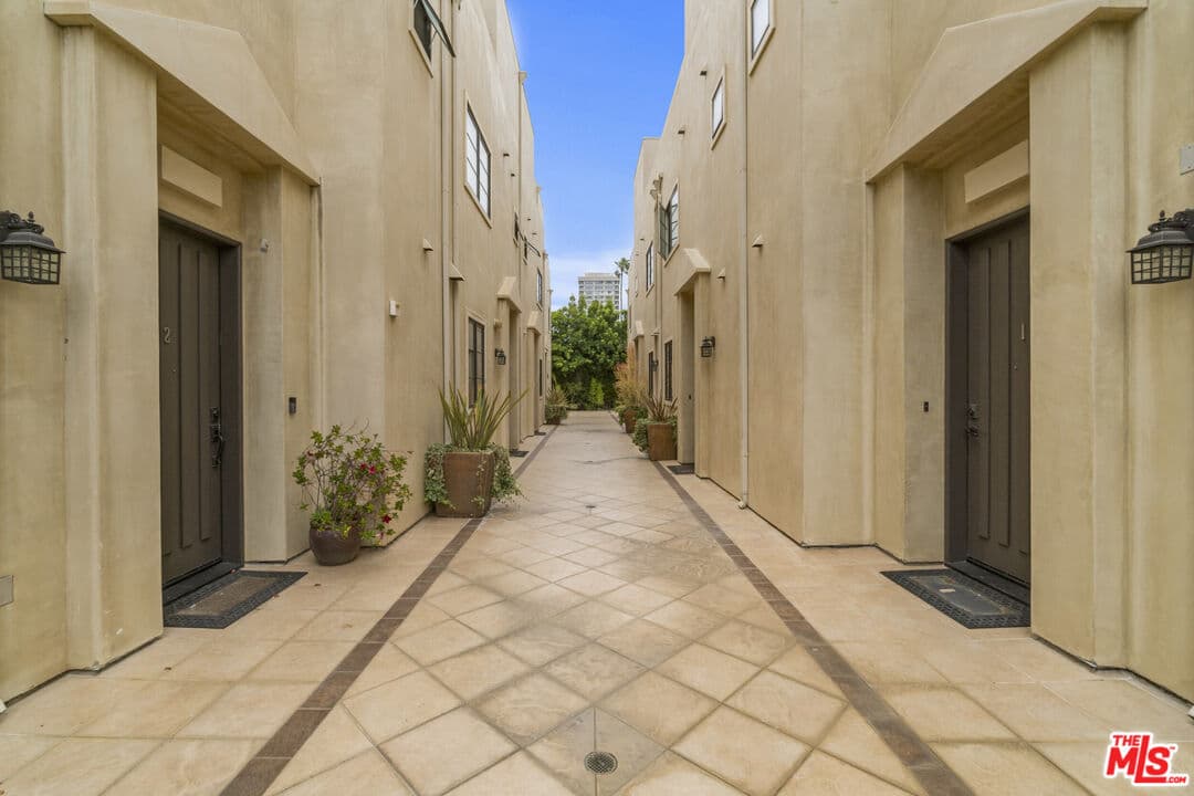 3 bd, 4 ba Townhouse in Los Angeles, CA — $5,950/mo — photo 2