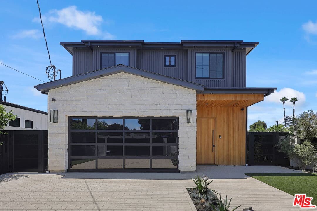 5BR House in Valley Village — $9,990/mo