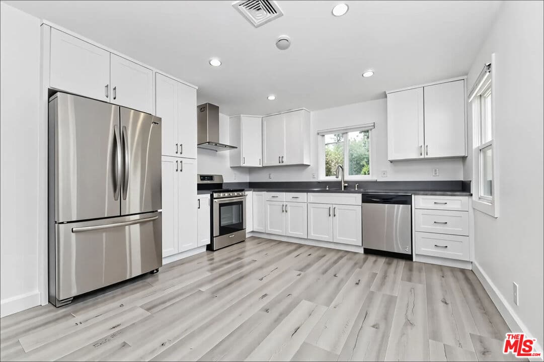 3 bd, 2 ba House in Woodland Hills, CA — $4,000/mo — photo 2