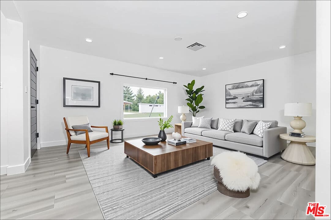 3BR House in Woodland Hills β $4,000/mo