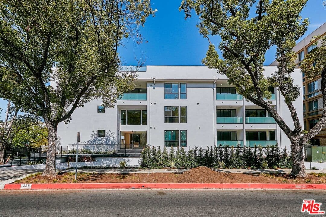 1 bd, 1 ba Townhouse in Beverly Hills, CA — $5,500/mo — photo 1