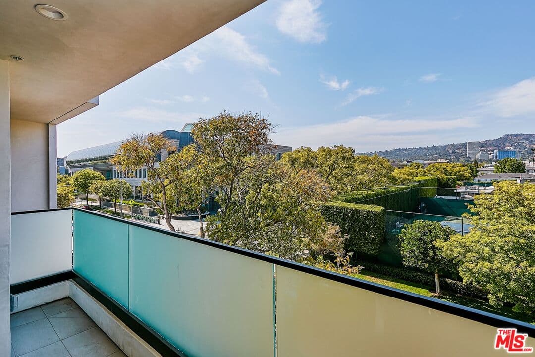 1 bd, 1 ba Townhouse in Beverly Hills, CA — $5,500/mo — photo 2