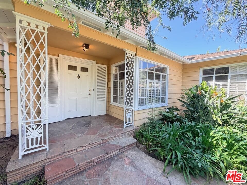 3 bd, 2 ba Townhouse in Los Angeles, CA — $5,400/mo — photo 2
