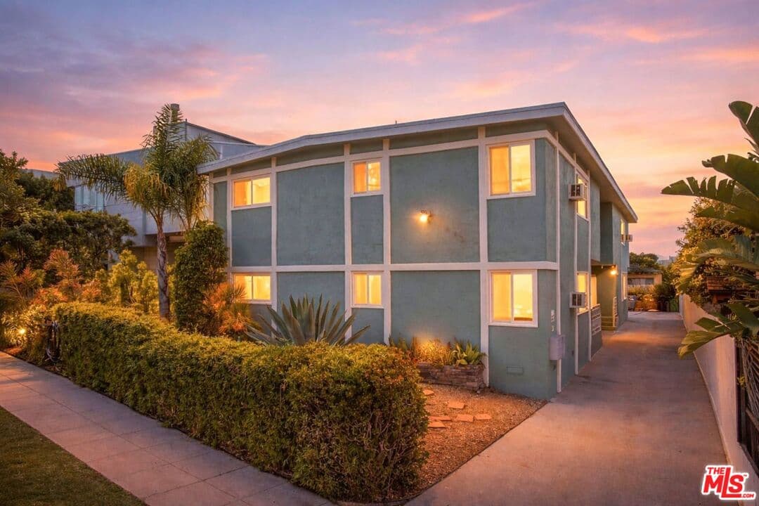 4 bd, 2 ba Townhouse in Santa Monica, CA — $5,895/mo — photo 2