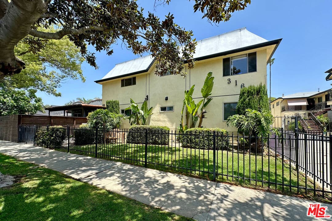 2 bd, 1 ba Apartment in Los Angeles, CA — $2,650/mo — photo 1