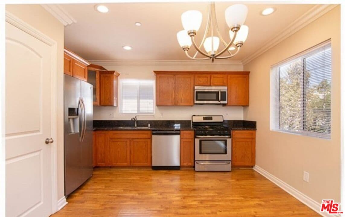 3 bd, 2 ba Apartment in Los Angeles, CA — $3,250/mo — photo 2