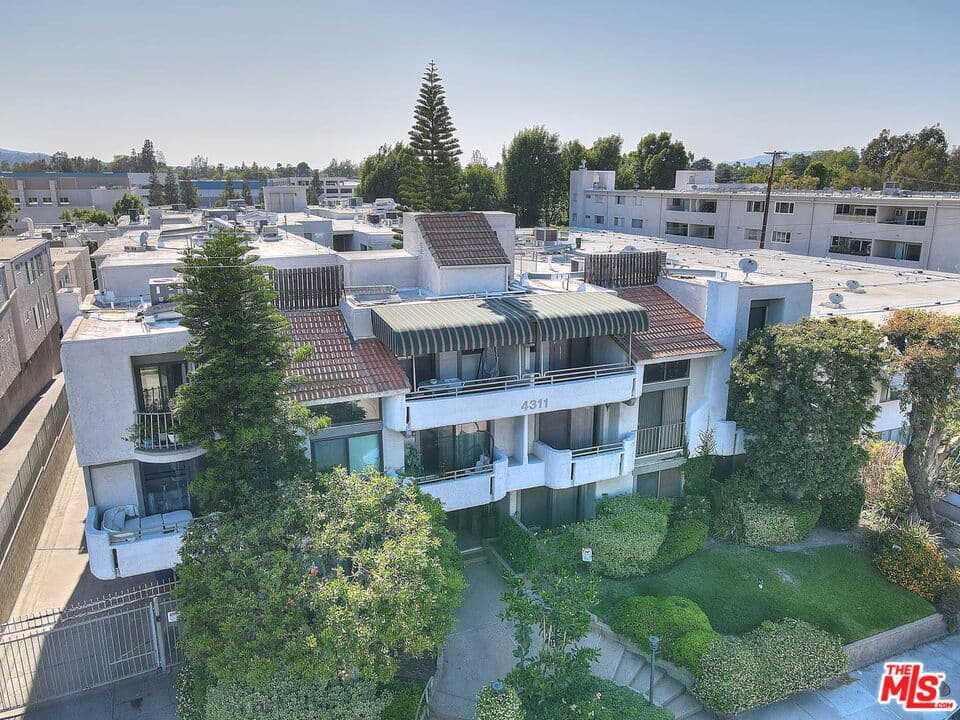 2 bd, 2 ba Condo in Studio City, CA — $3,650/mo — photo 2