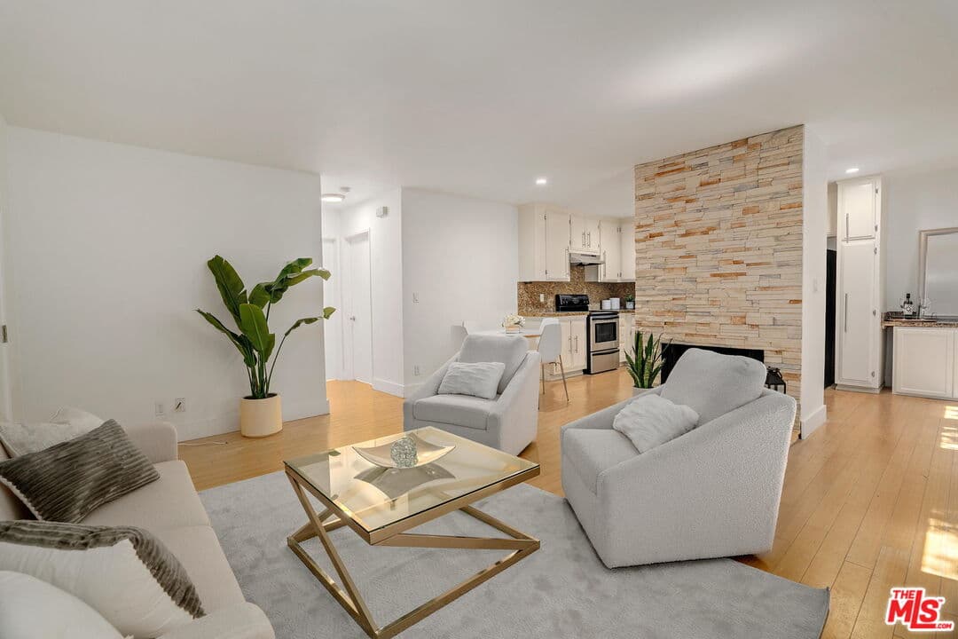 2 bd, 2 ba Condo in Los Angeles, CA — $3,695/mo — photo 2