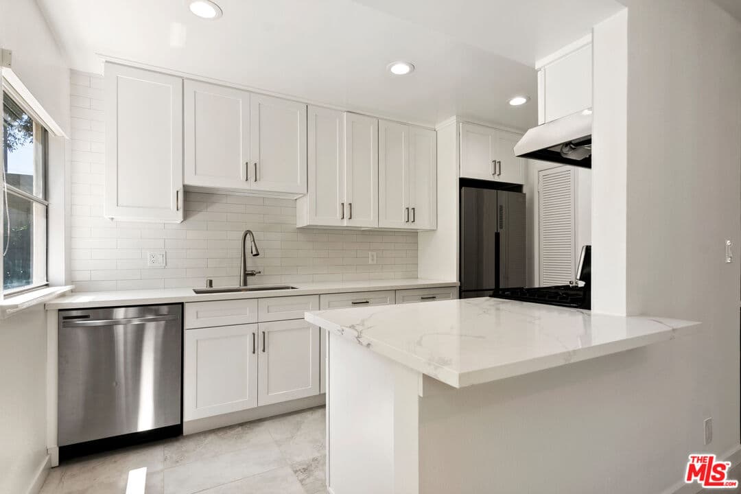 2 bd, 2 ba Condo in Los Angeles, CA — $3,800/mo — photo 2