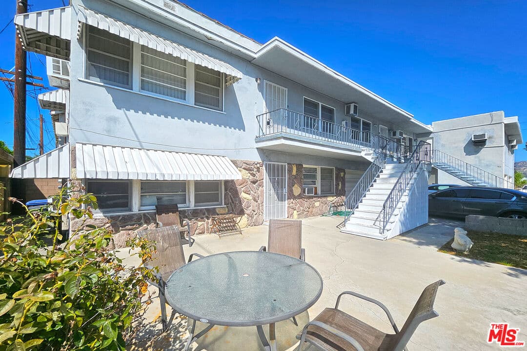 2 bd, 1 ba Townhouse in Burbank, CA — $2,800/mo — photo 1