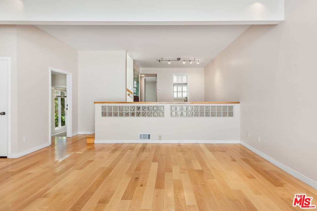 3 bd, 3 ba Townhouse in Pacific Palisades, CA — $6,500/mo — photo 2