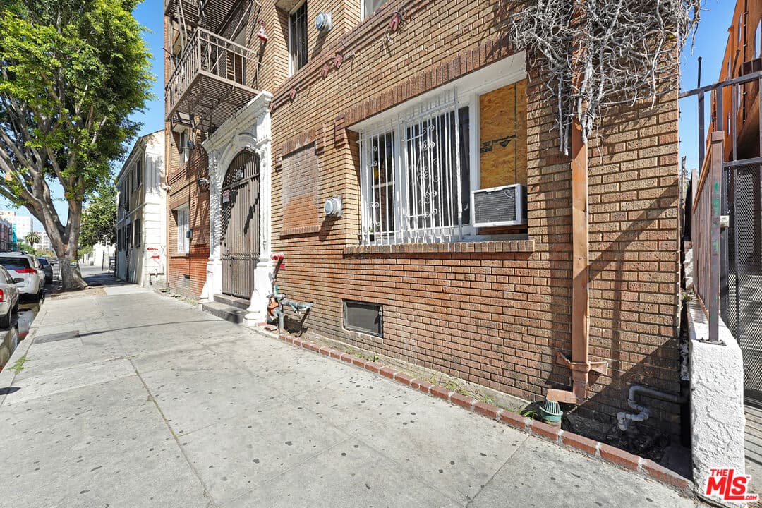 Studio, 1 ba Apartment in Los Angeles, CA — $1,550/mo — photo 2