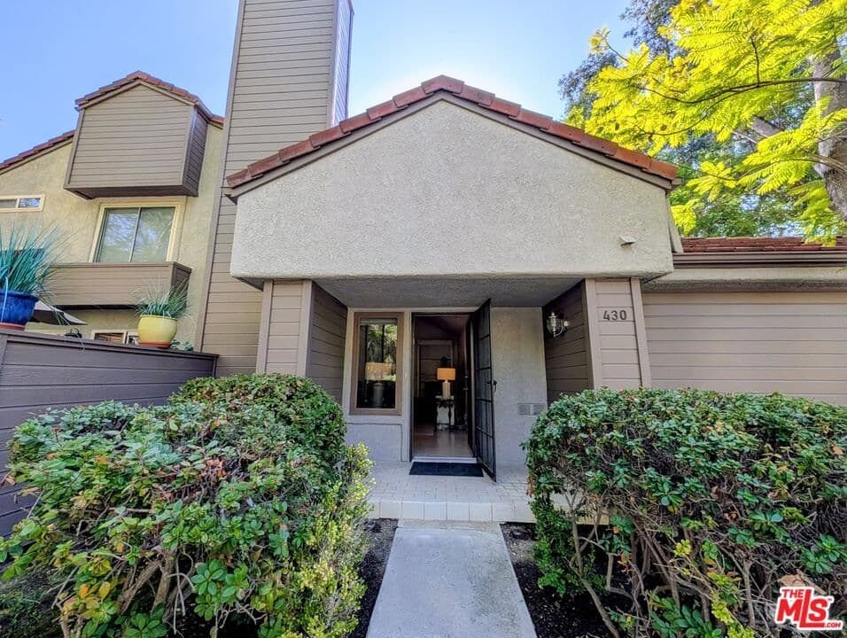 2 bd, 2 ba Townhouse in Westlake Village, CA — $4,000/mo — photo 2