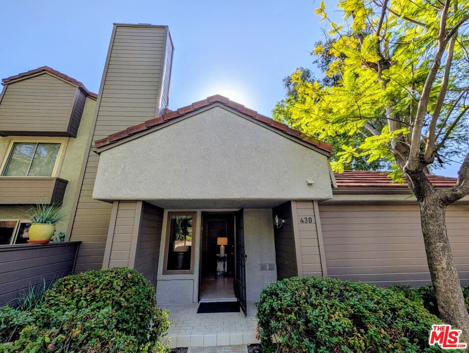 2BR Townhouse in Westlake Village — $4,000/mo