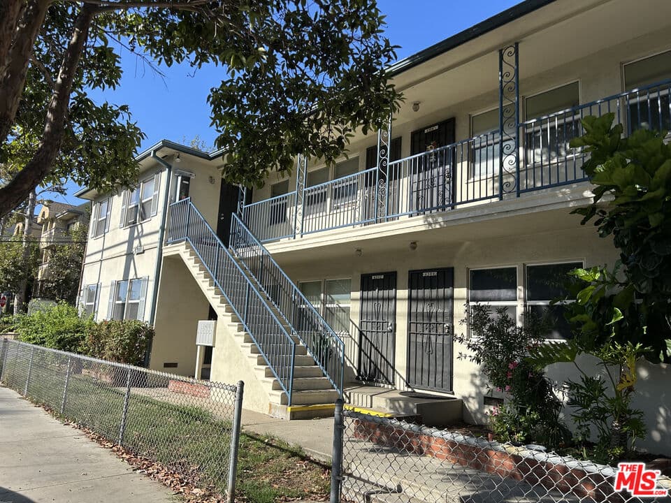 2 bd, 1 ba Apartment in Los Angeles, CA — $2,285/mo — photo 2