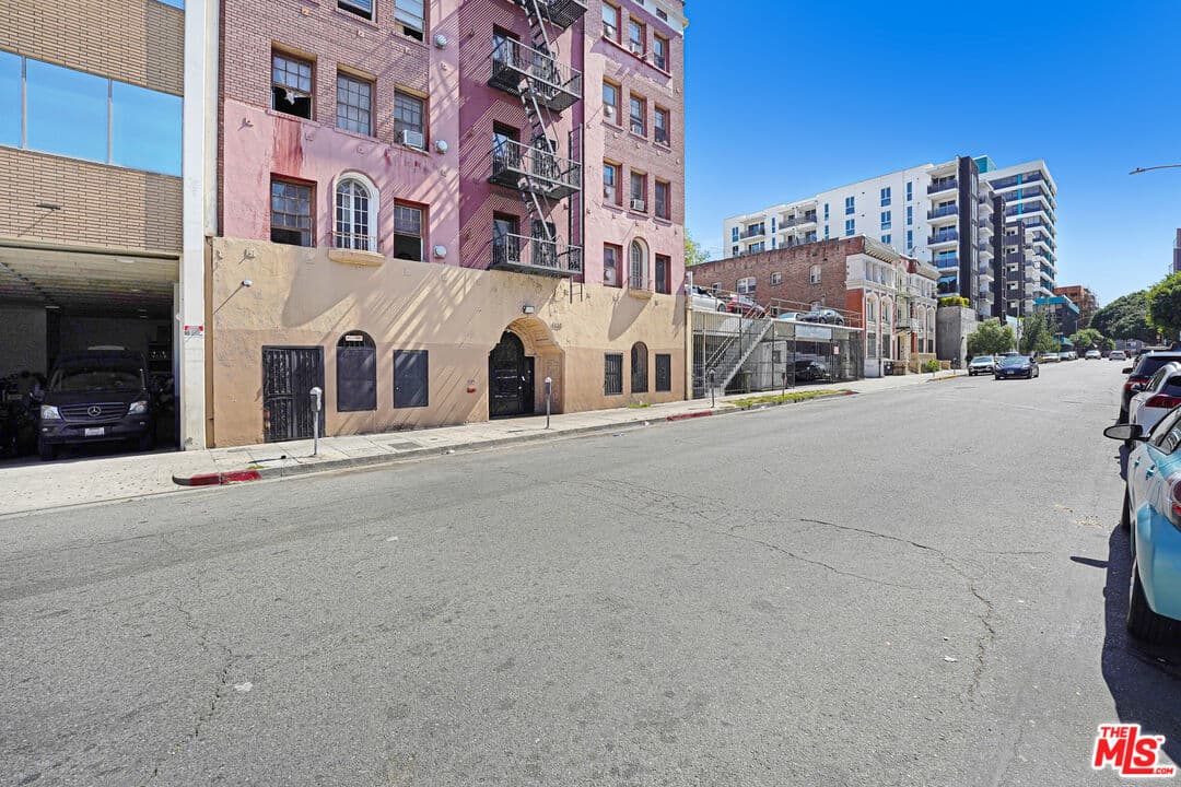 Studio, 1 ba Apartment in Los Angeles, CA — $1,575/mo — photo 2