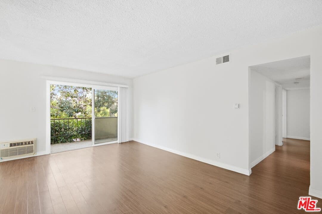 3 bd, 2 ba Townhouse in Los Angeles, CA — $3,695/mo — photo 2