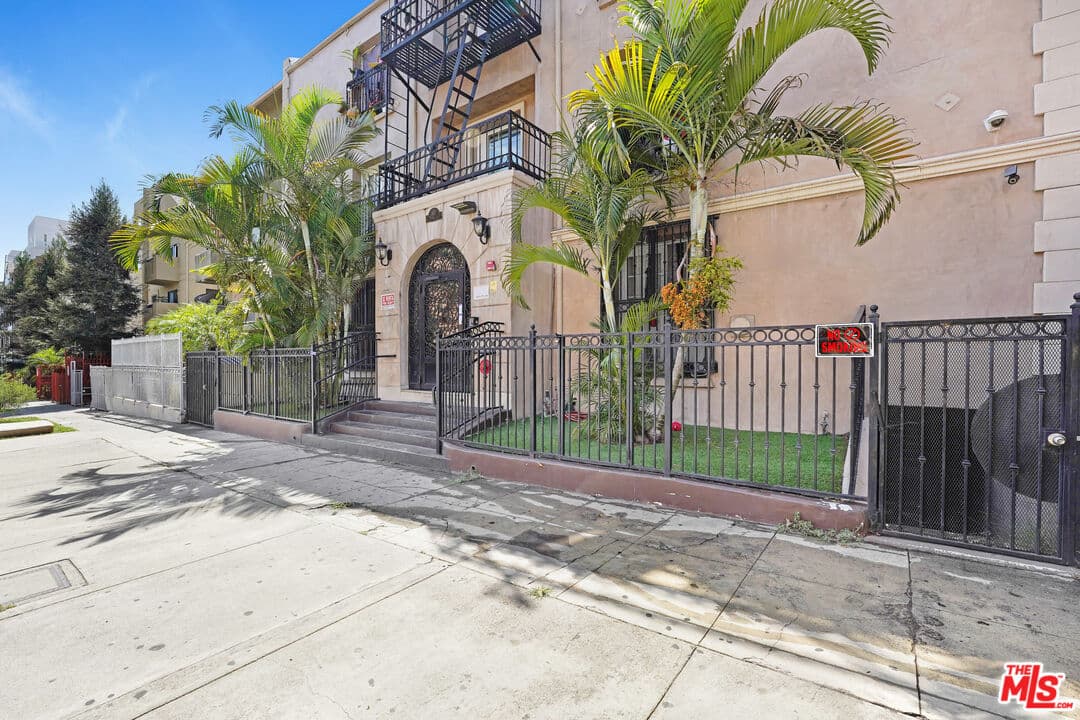 Studio, 1 ba Apartment in Los Angeles, CA — $1,550/mo — photo 2