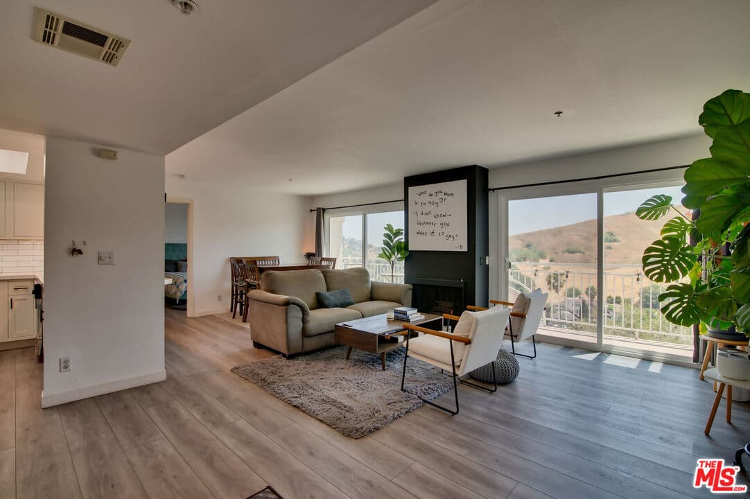 2 bd, 2 ba Condo in Los Angeles, CA — $3,450/mo — photo 2