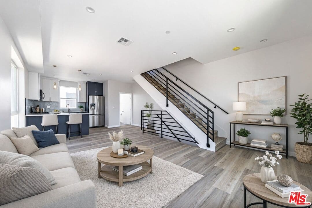 4 bd, 5 ba Townhouse in Van Nuys, CA — $3,499/mo — photo 2