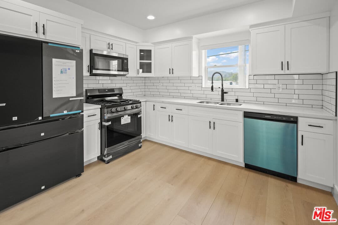 4 bd, 4 ba Townhouse in Los Angeles, CA — $4,216/mo — photo 1