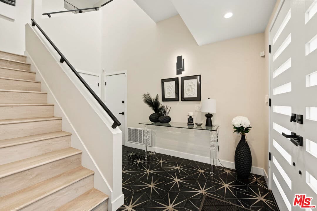4 bd, 4 ba House in Woodland Hills, CA — $10,500/mo — photo 2