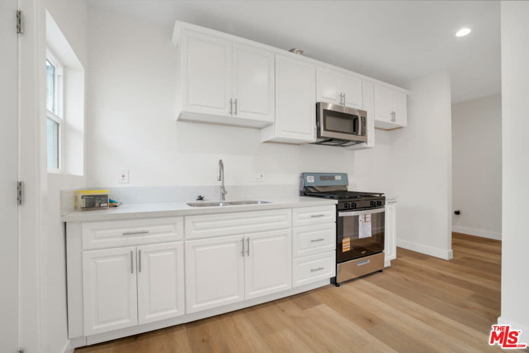 2 bd, 2 ba Townhouse in Los Angeles, CA — $2,000/mo — photo 2