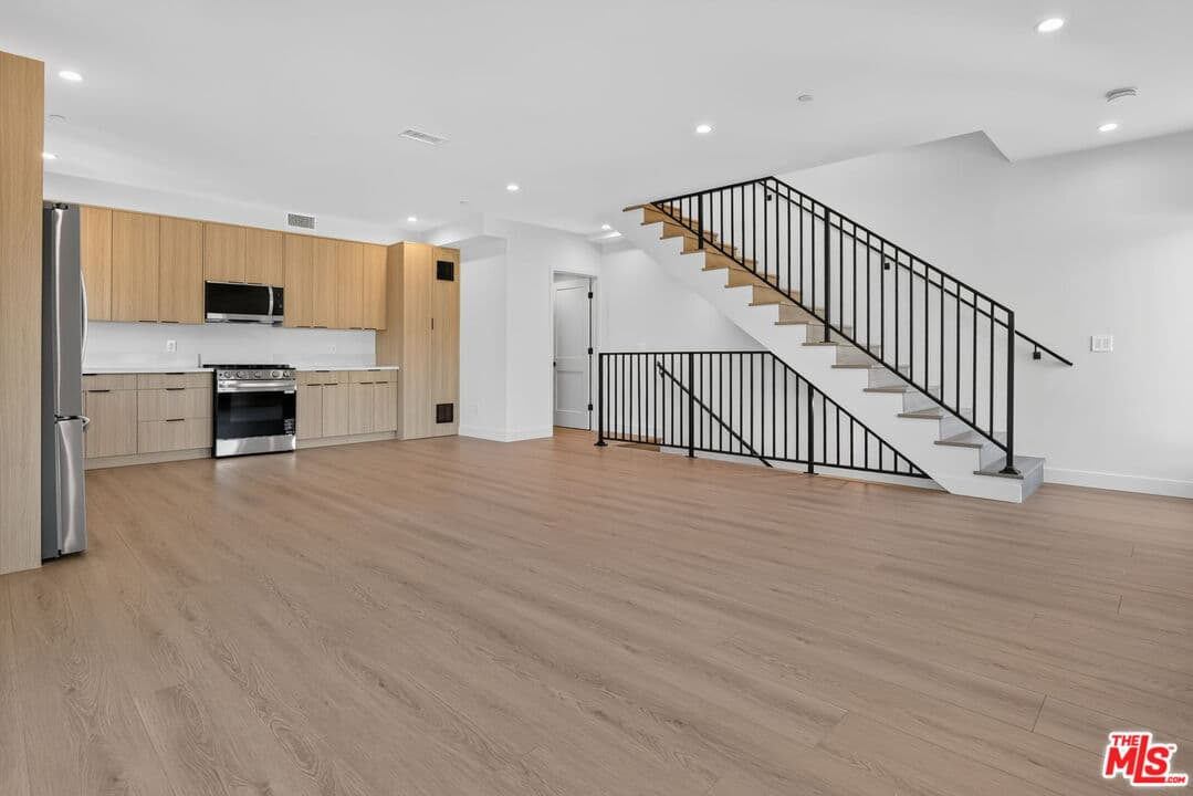 3 bd, 4 ba Townhouse in Los Angeles, CA — $4,125/mo — photo 2