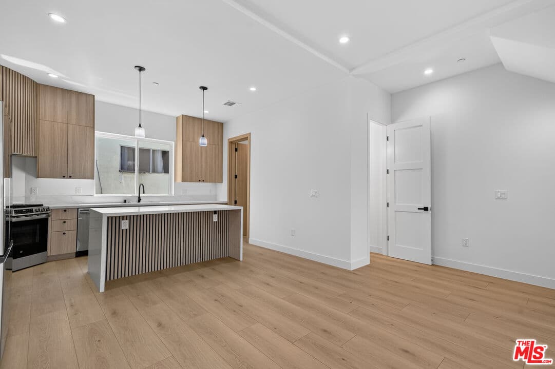 3 bd, 4 ba Townhouse in Los Angeles, CA — $4,583/mo — photo 2