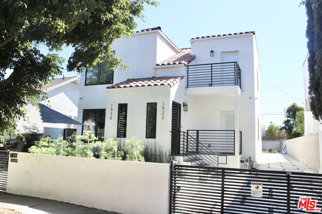 3 bd, 2 ba Townhouse in Los Angeles, CA — $4,500/mo — photo 2