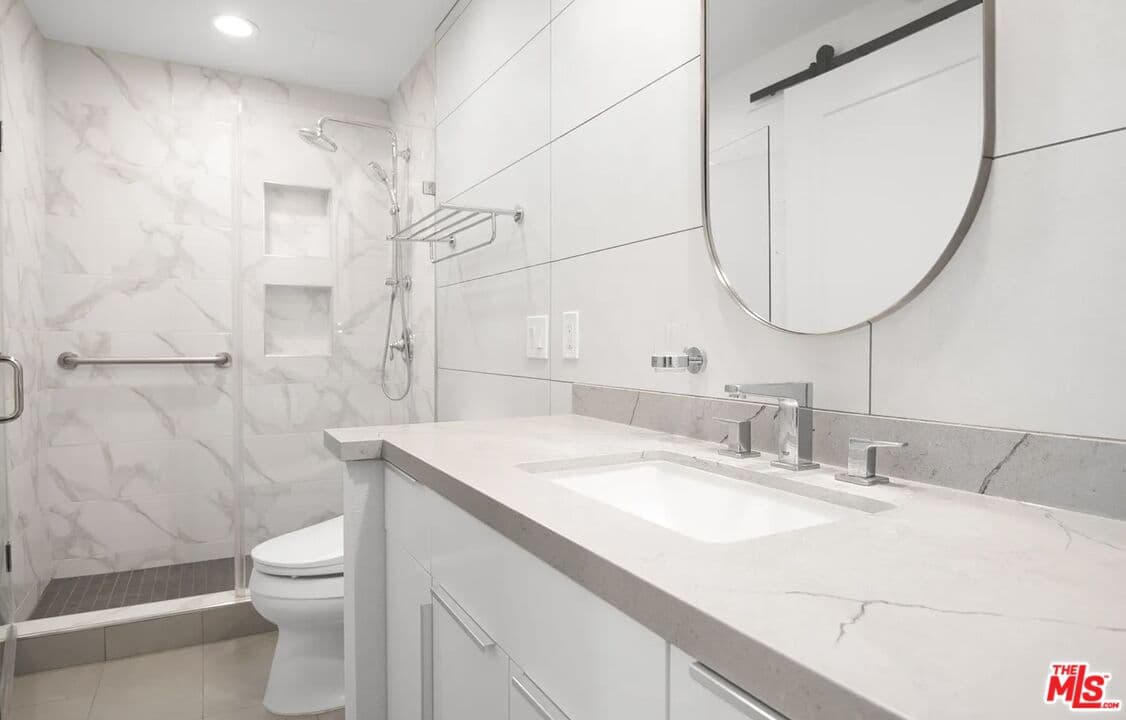 2 bd, 2 ba Condo in Los Angeles, CA — $3,095/mo — photo 2