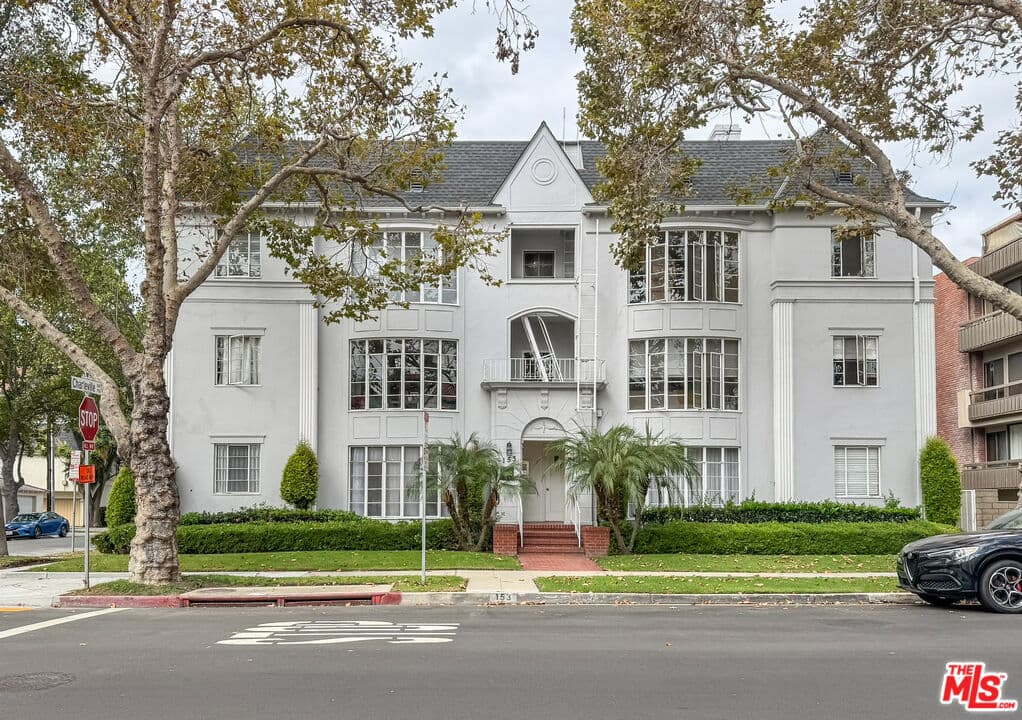 2 bd, 2 ba Townhouse in Beverly Hills, CA — $5,695/mo — photo 2