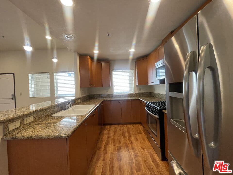 3 bd, 3 ba Townhouse in Sherman Oaks, CA — $3,990/mo — photo 2