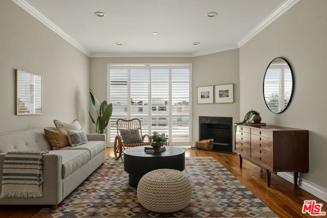 2 bd, 2 ba Condo in Los Angeles, CA — $3,600/mo — photo 2