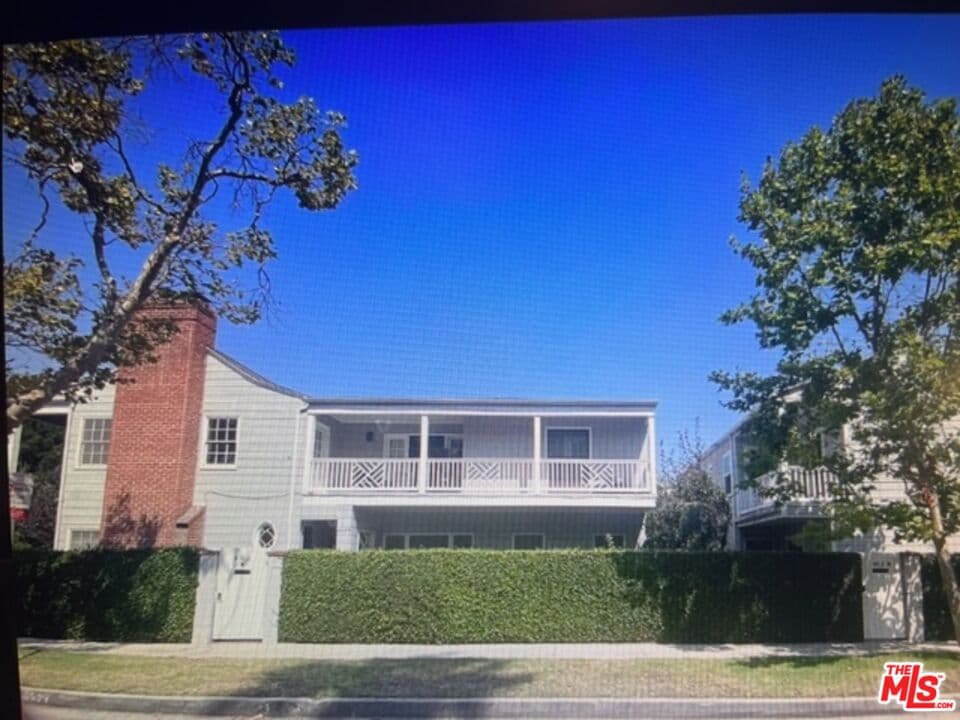 3 bd, 2 ba Apartment in Beverly Hills, CA — $6,200/mo — photo 2