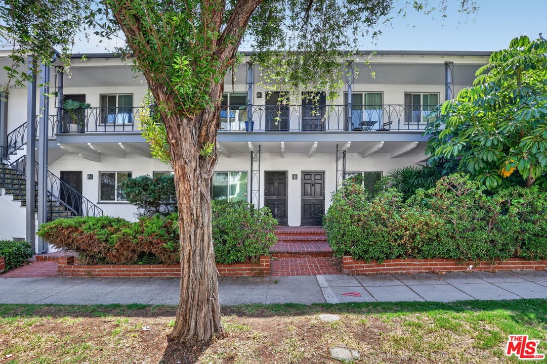 1 bd, 1 ba Apartment in Beverly Hills, CA — $2,400/mo — photo 2