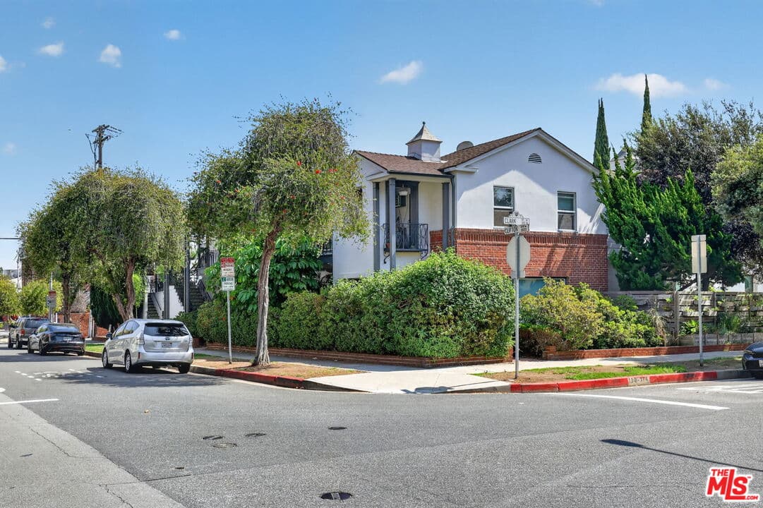 1 bd, 1 ba Apartment in Beverly Hills, CA — $2,400/mo — photo 1
