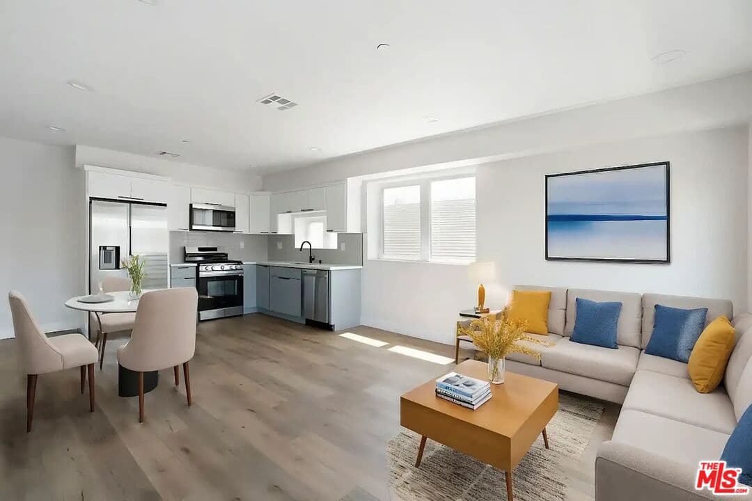 4BR Townhouse in Los Angeles β $3,933/mo
