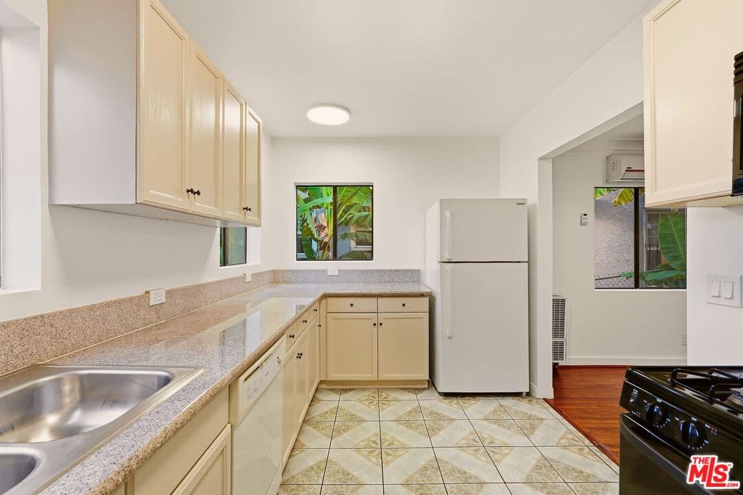 2 bd, 2 ba Townhouse in Los Angeles, CA — $3,800/mo — photo 2