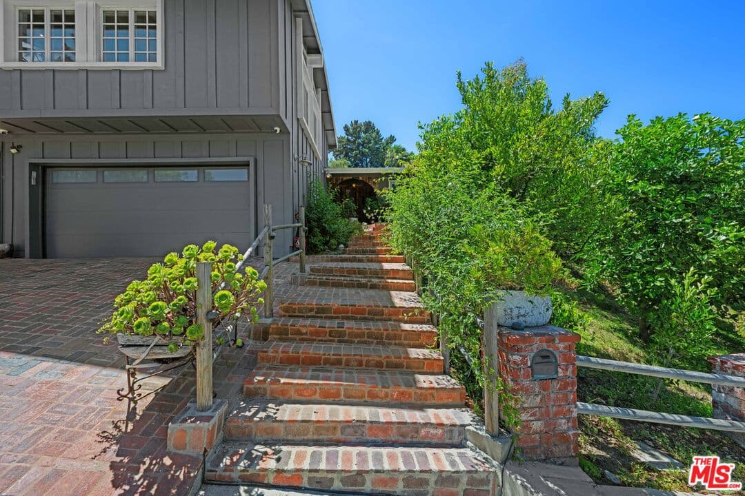 4 bd, 3 ba House in Encino, CA — $10,500/mo — photo 2