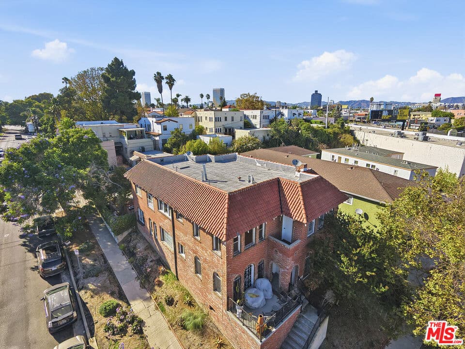 3 bd, 2 ba Townhouse in Los Angeles, CA — $4,685/mo — photo 1
