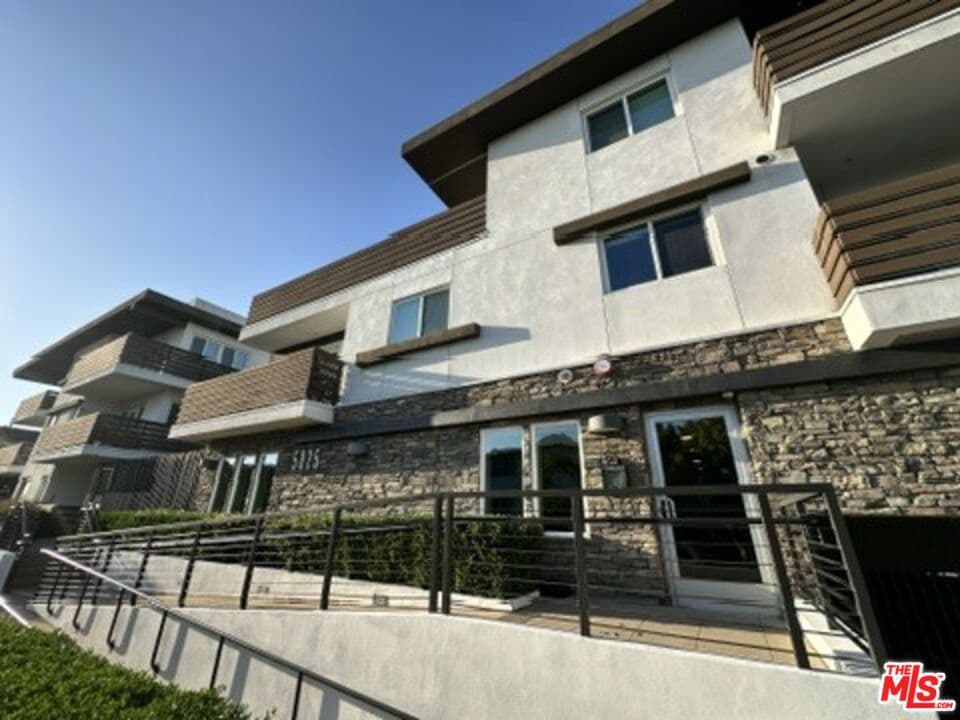 2 bd, 2 ba Apartment in Los Angeles, CA — $3,525/mo — photo 1
