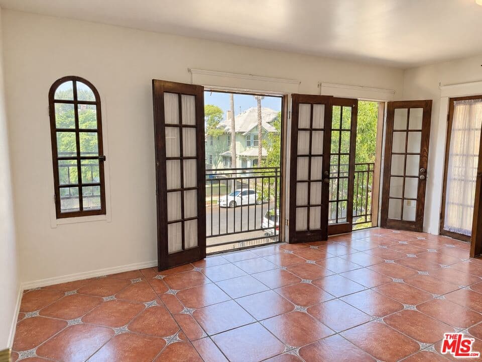 3 bd, 2 ba Apartment in Los Angeles, CA — $2,695/mo — photo 2