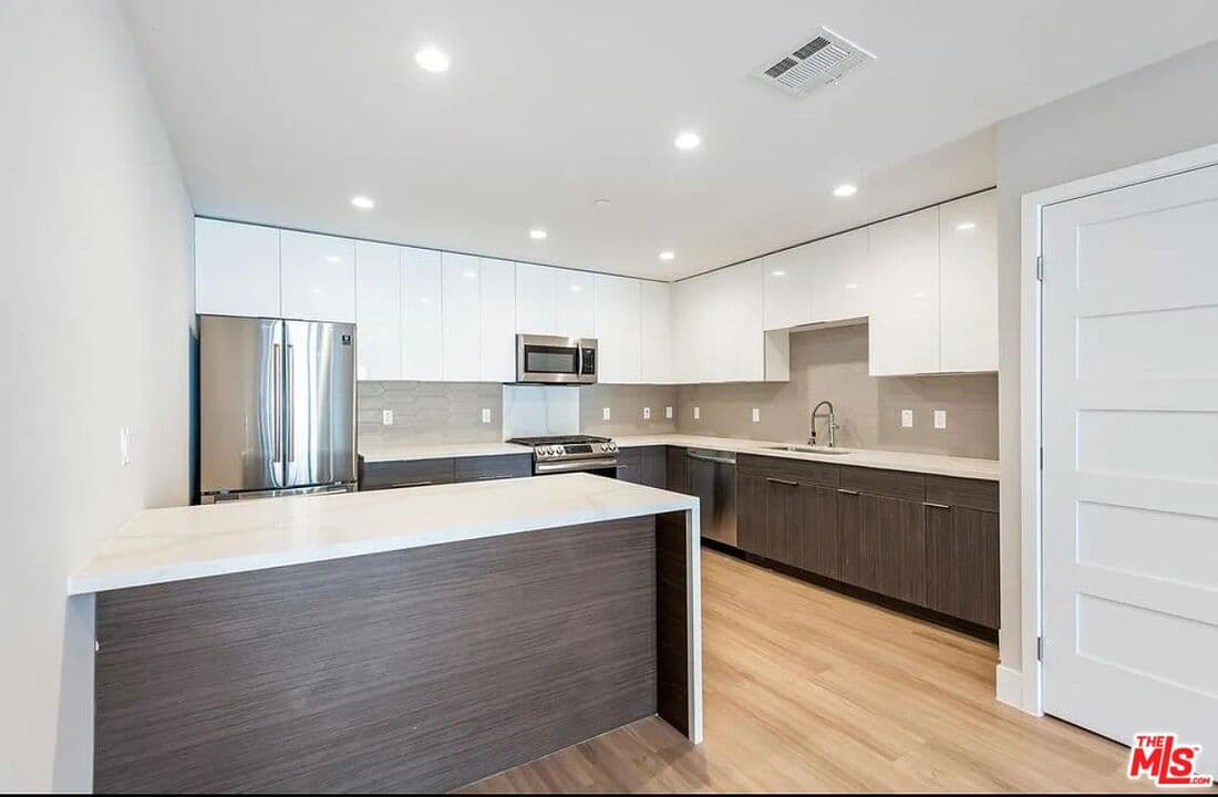 3 bd, 4 ba Condo in Los Angeles, CA — $6,495/mo — photo 2